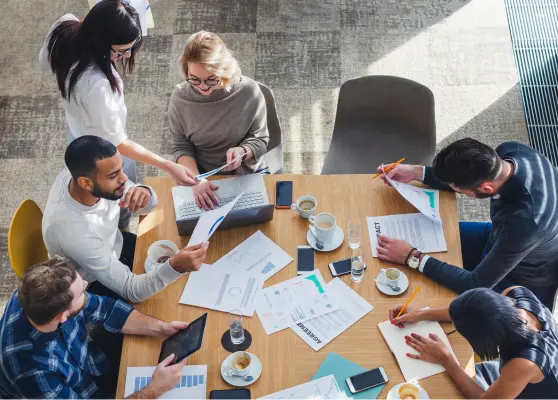 Groupe de personnes qui travaillent autour d'une table